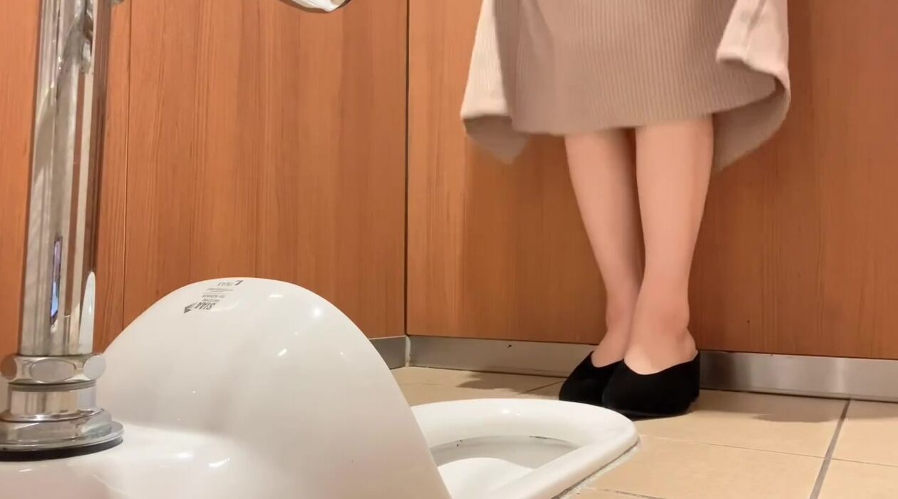 盗撮】女子大生デパートの和式トイレでおしっこ