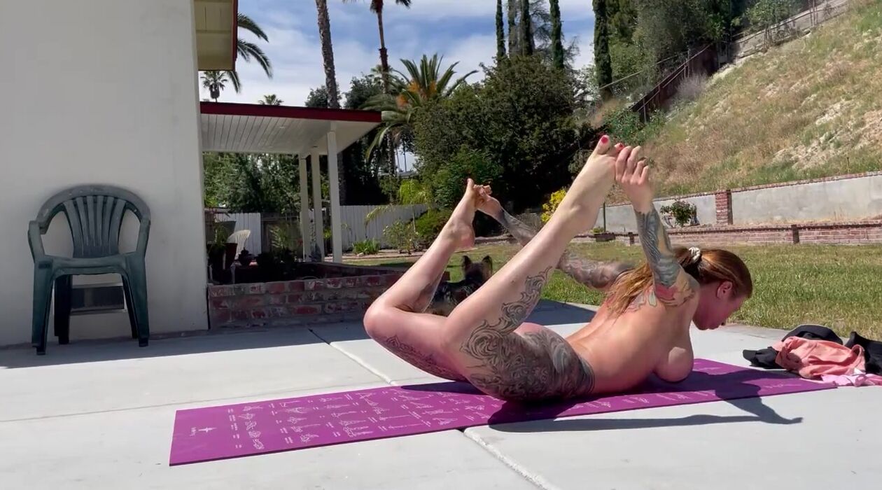 Real nude yoga with Felicity Feline