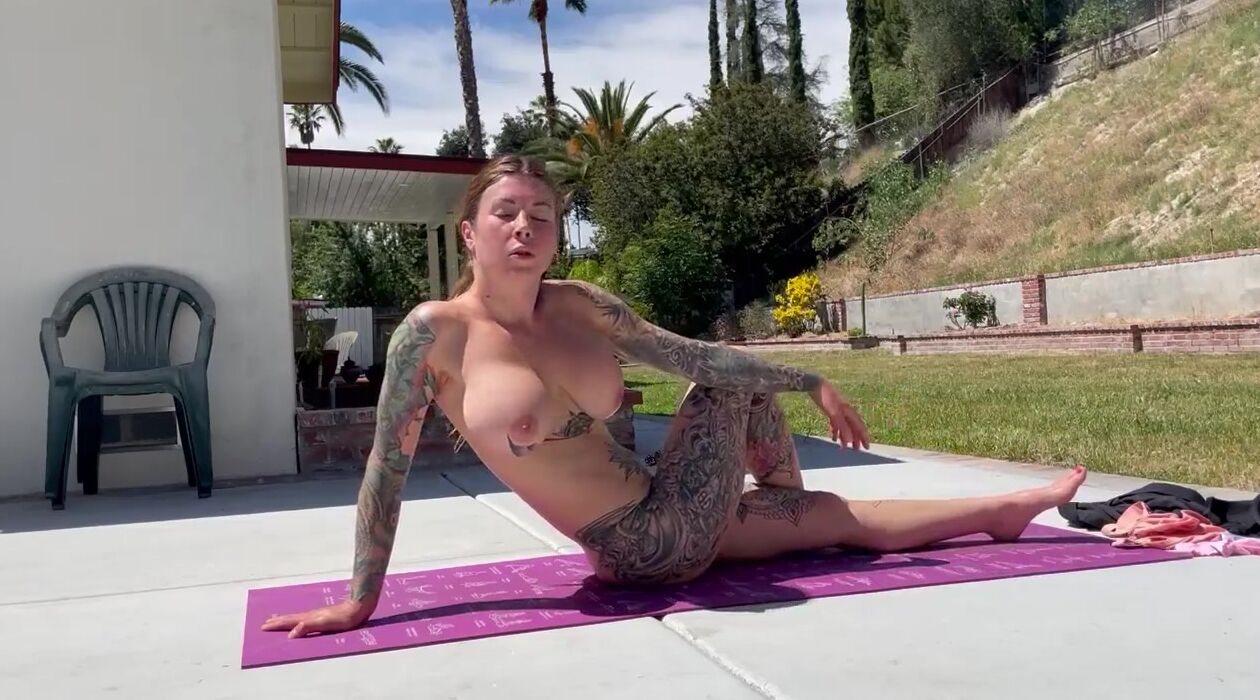 Real nude yoga with Felicity Feline